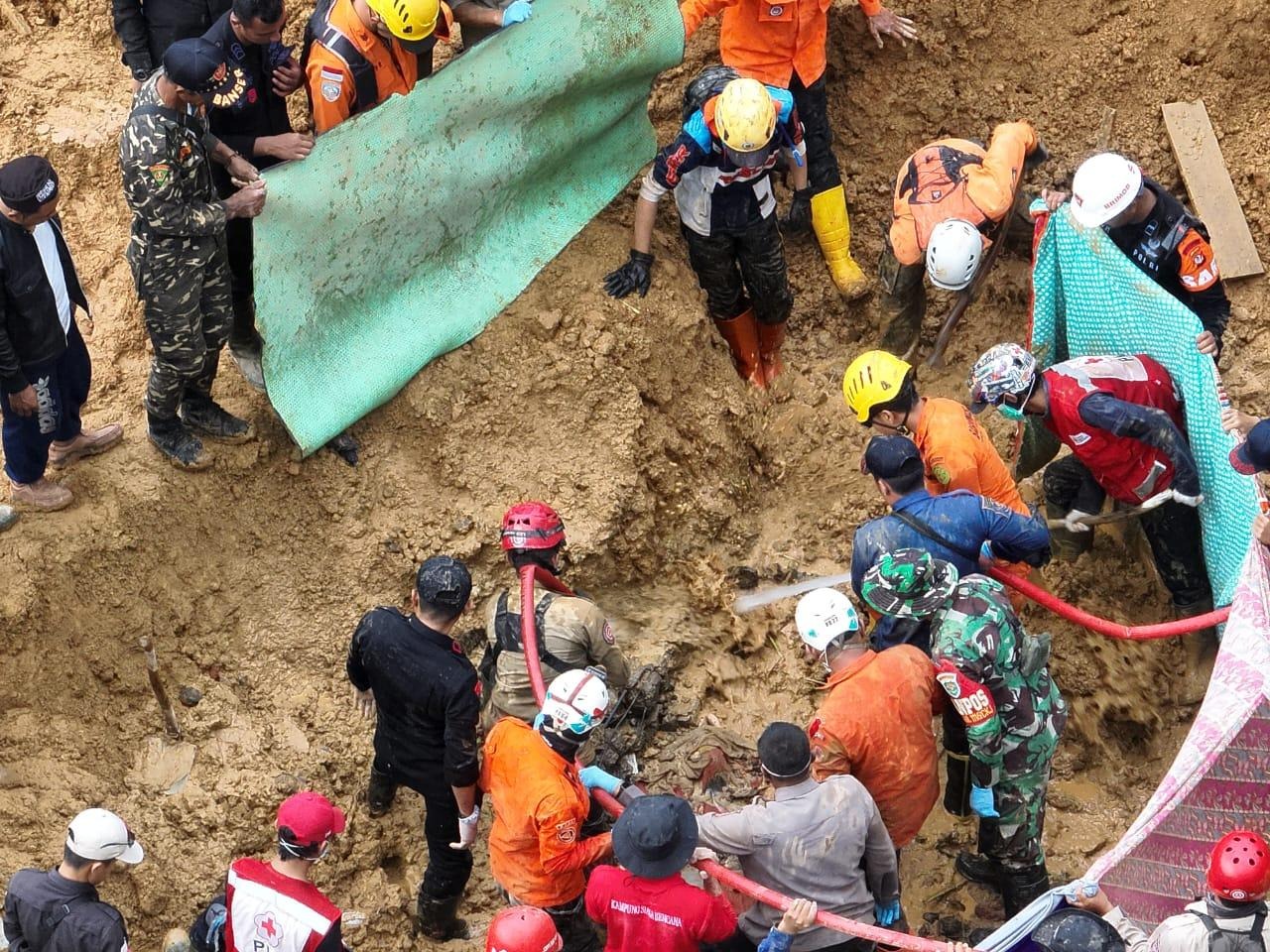Tim SAR Sukses Evakuasi 3 Orang Korban Longsor di Garut