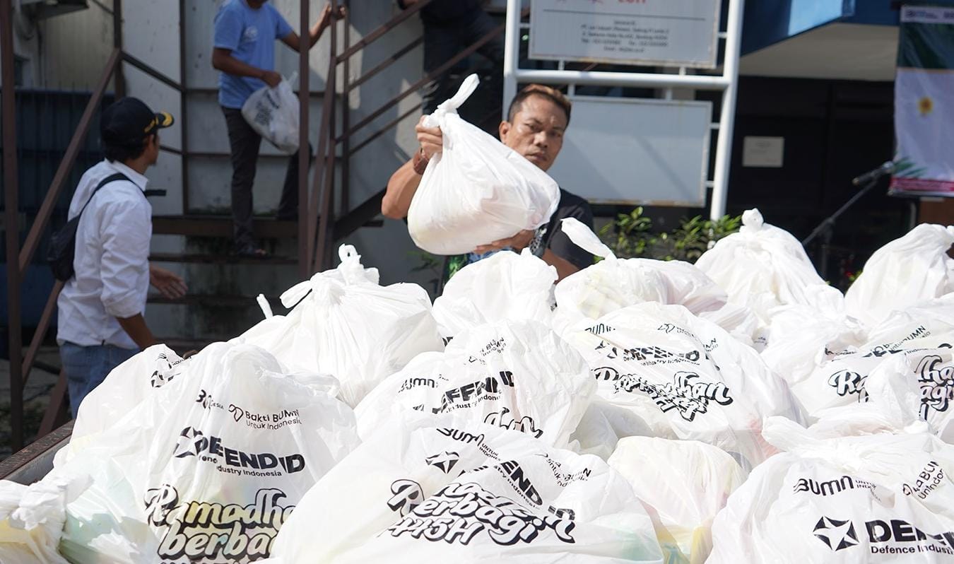 Peduli Kaum Duafa,  PT Len Industri Bagikan Sembako untuk Anak Yatim