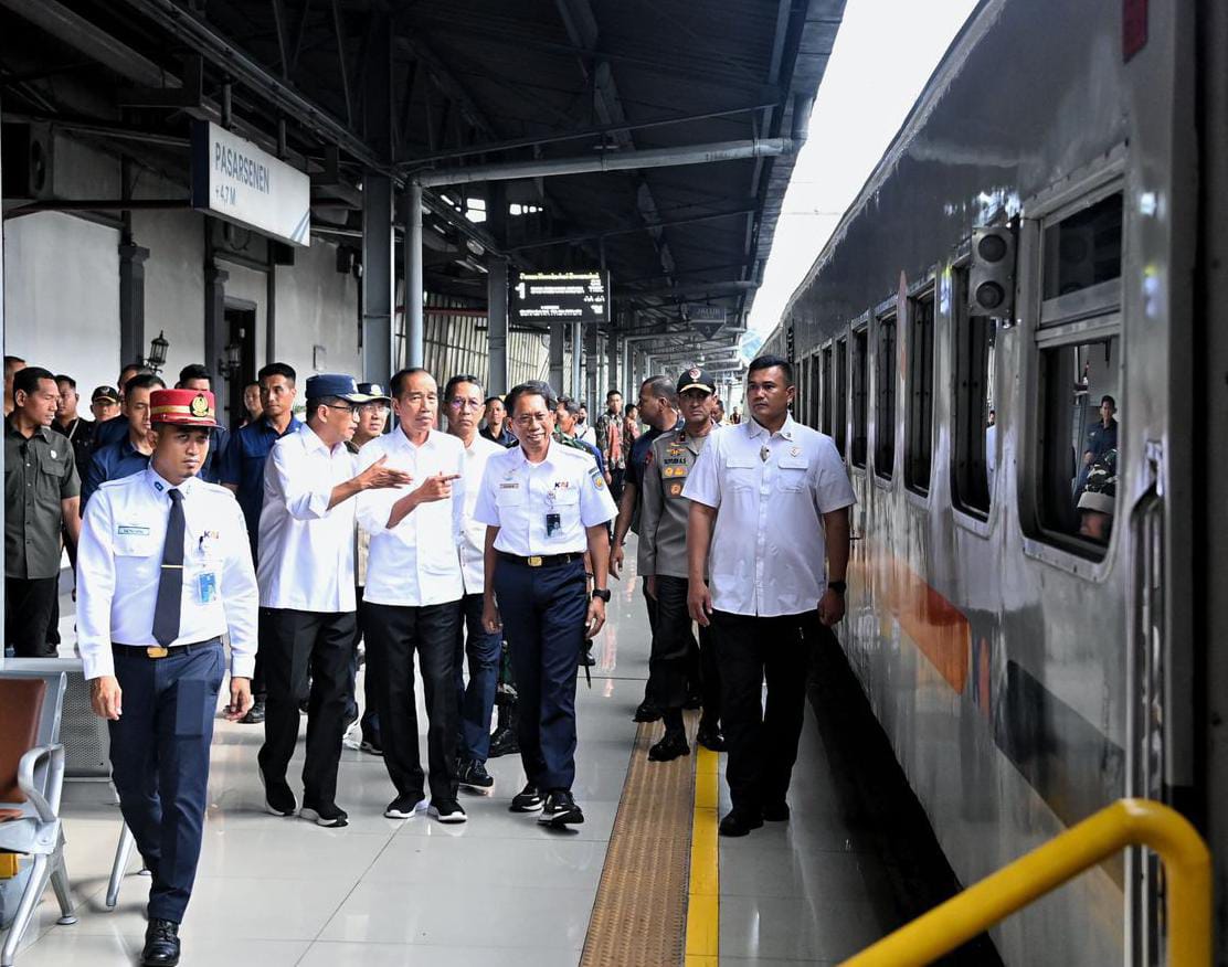 Presiden Jokowi Tinjau Pelayanan KA di Stasiun Pasar Senen