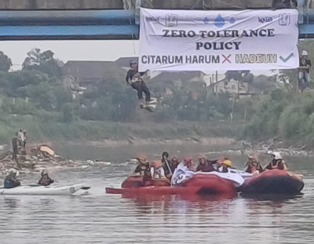 Respon WWF, Walhi Jabar Pasang Spanduk Zero Tolerance Policy di Sungai Citarum