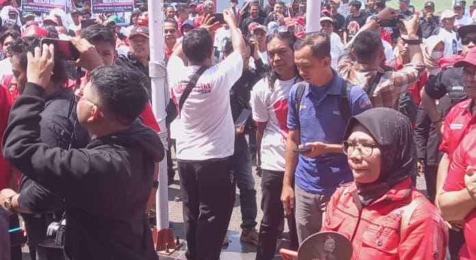 Ribuan Massa Iringi  Pendaftaran Bacabup seorang Anggota DPR di Brebes