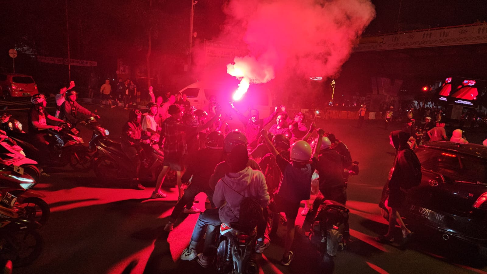 Persib Juara, Bobotoh Penuhi Jalan-jalan di Kota Bandung