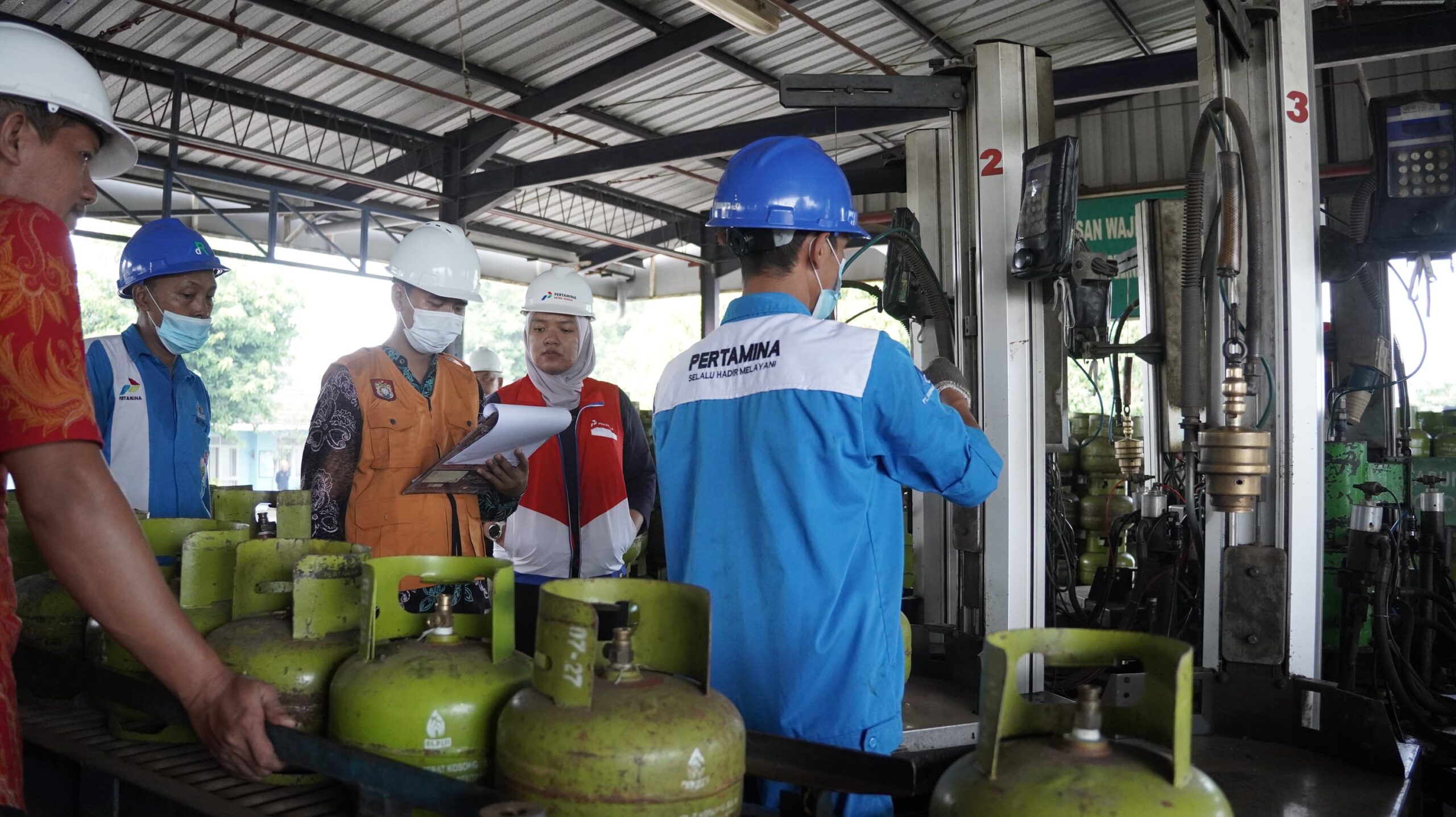 Pertamina Patra Niaga dan Pemkab Kendal Cek Isi Tabung Elpiji 3 kg