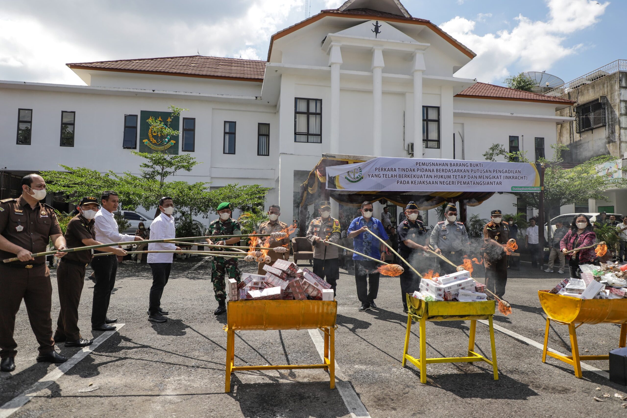 Kejari Pematangsiantar Musnahkan Barang Bukti dari Berbagai Kasus