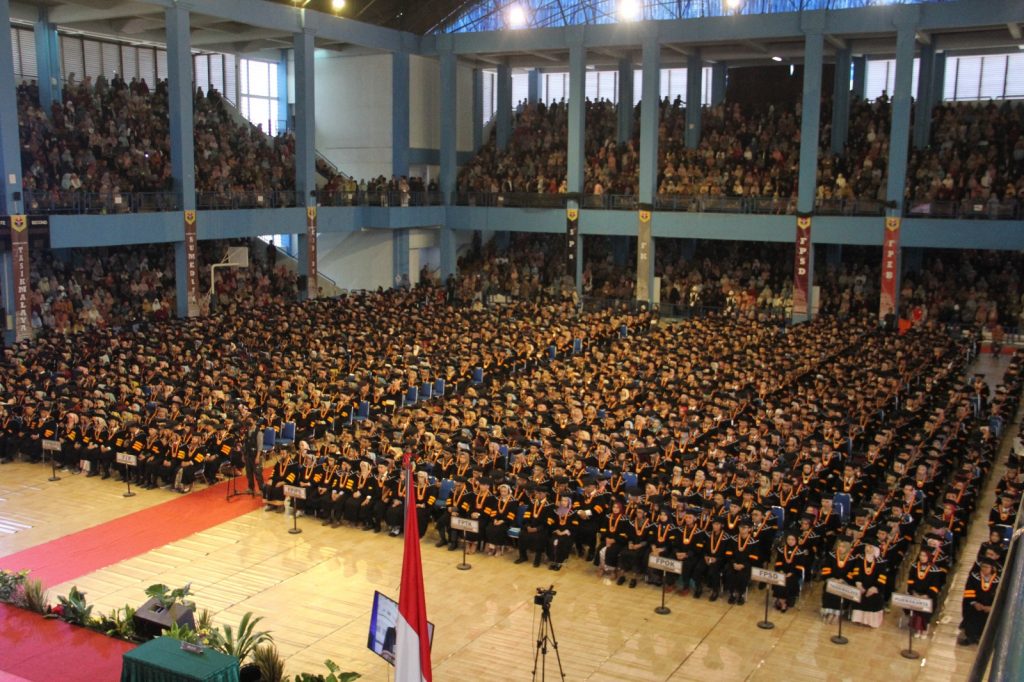 2.128  Mahasiswa UPI Ikuti Prosesi Wisuda