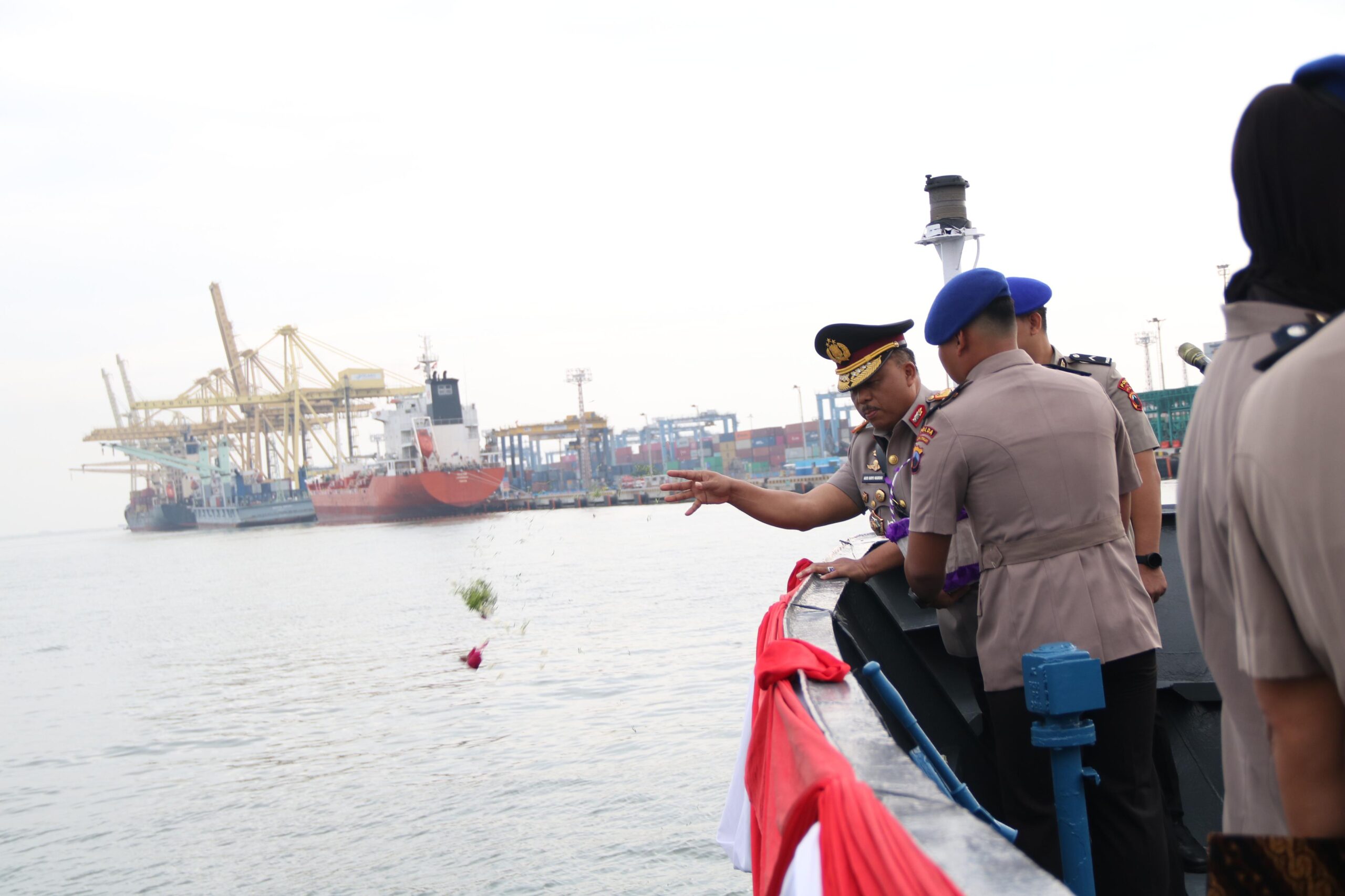 Hari Bhayangkara, Polda Jateng Gelar Tabur Bunga di Laut  dan Ziarah Makam Pahlawan