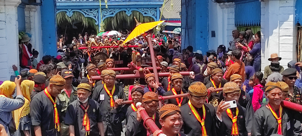 Ngalap Berkah dari Gunungan Grebeg Besar yang Digelar Keraton Kasunanan