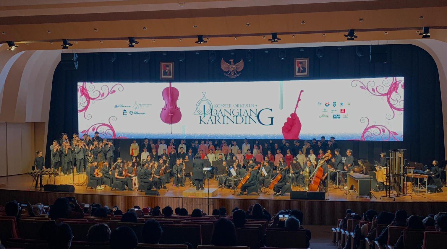 Universitas Parahyangan Bandung menggelar konser Orkestra Dangiang Karinding.