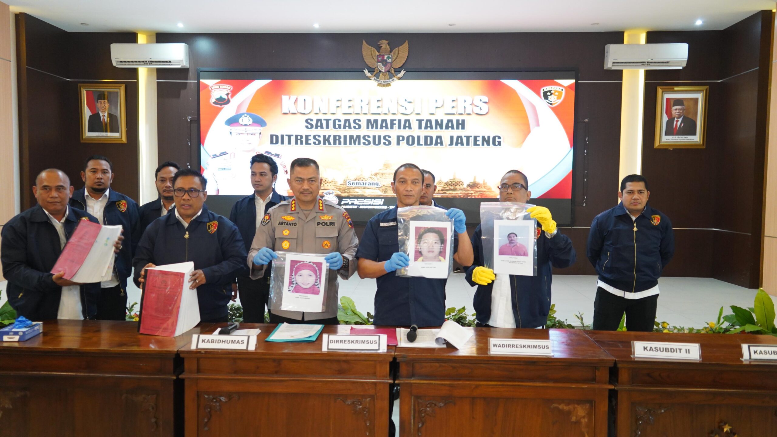 konferensi pers soal kasus Mafia Tanah di Mako Ditreskrimsus Polda Jateng, Jl. Sukun Raya Banyumanik, Semarang pada Senin, (29/7).