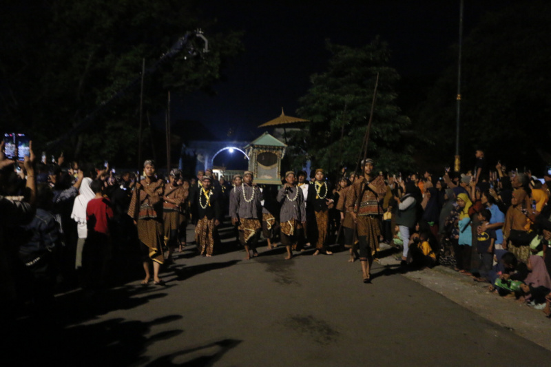 Kaesang dan Isteri Ikut Topo Bisu dalam Kirab 1 Suro