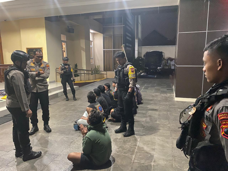 Kapolresta Surakarta Kombes Pol Iean Saktiadiengorek keterangan 13 pesilat yang bikin resah warga di tengah malam.