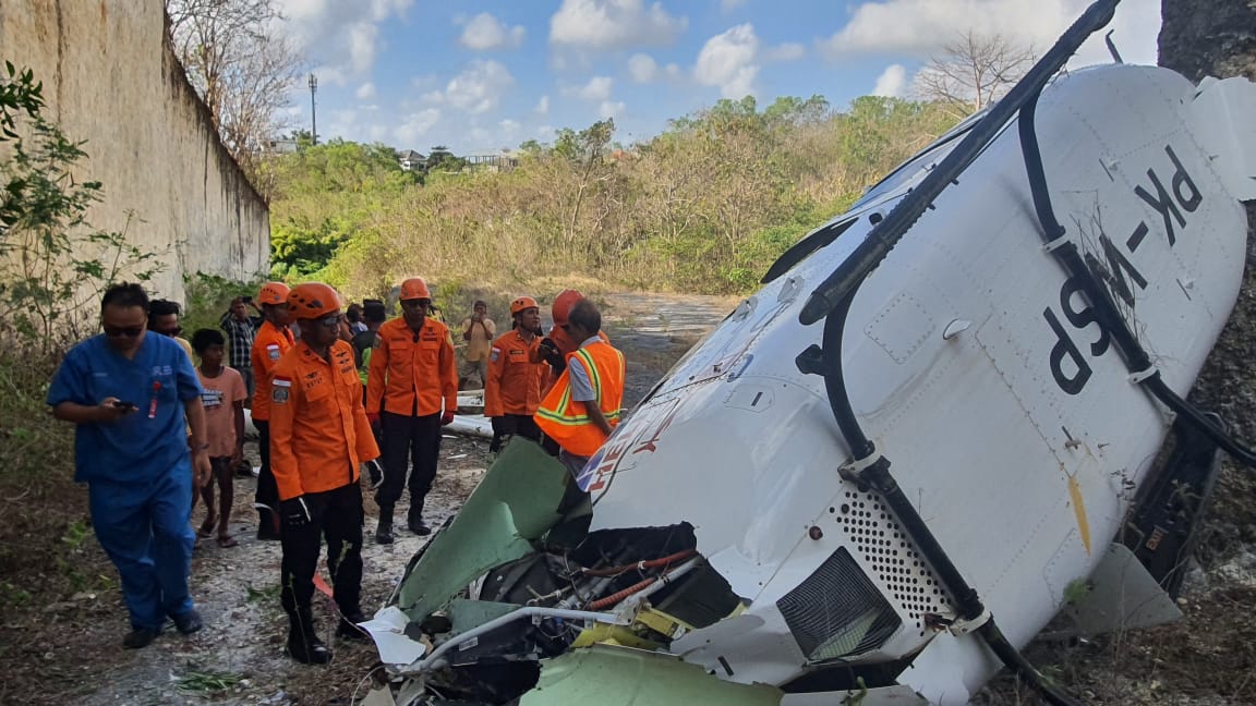 Kondisi heli yang jatuh di tebing Pantai Suluban, Bali.