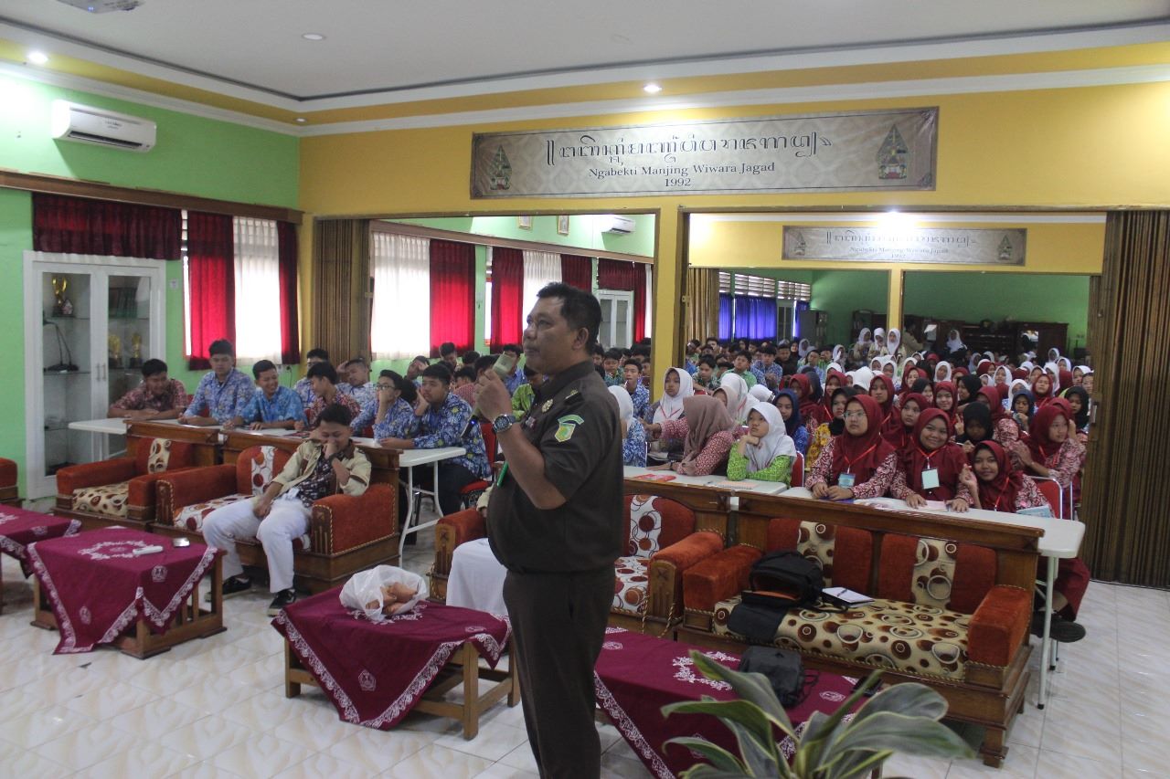 Penkum Kejati DIY Kenalkan Soal Korupsi pada Siswa SMK Koperasi