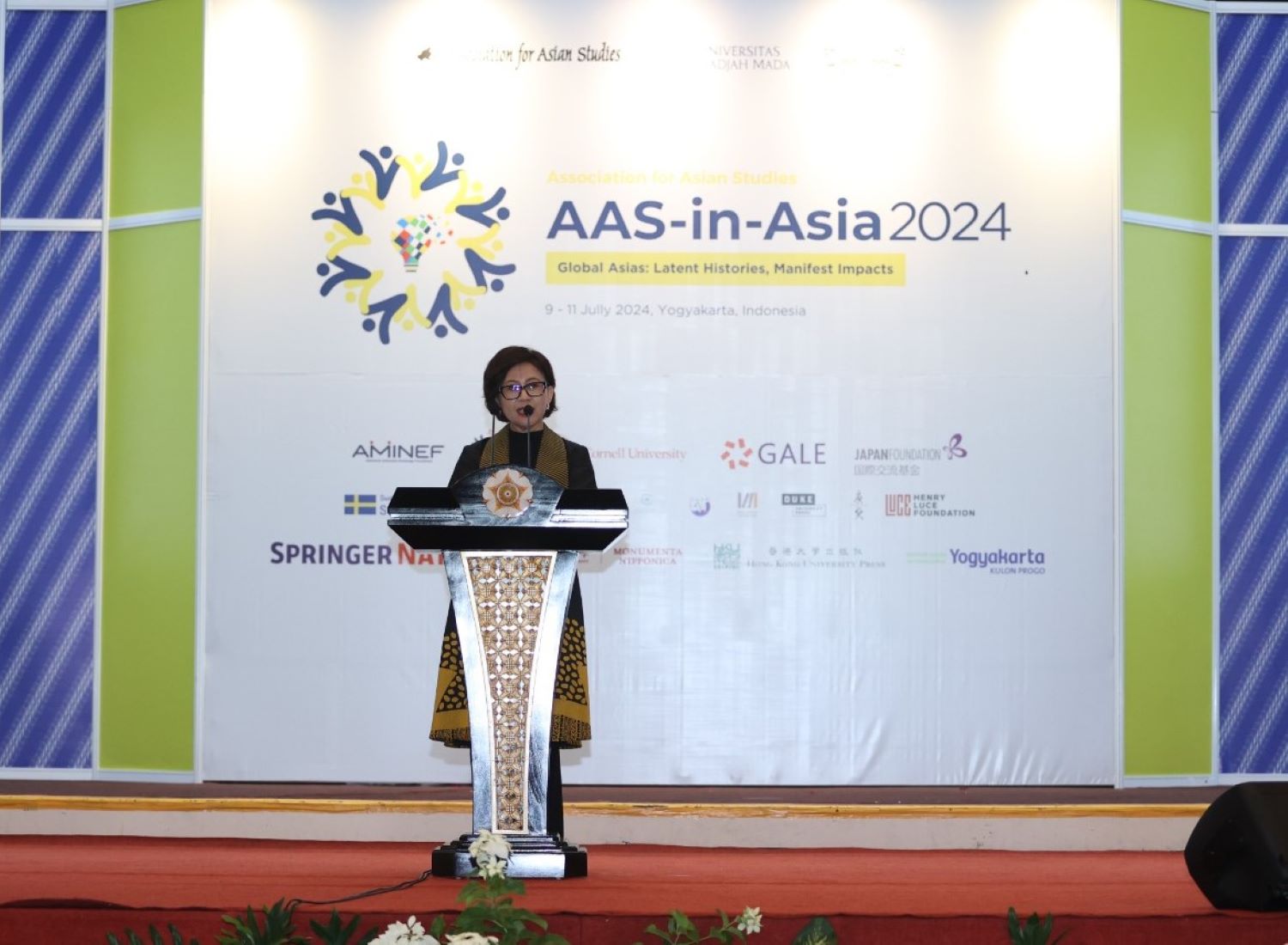 Rektor UGM Prof. Ova Emilia membuka konferensi internasional Association for Asian Studies (AAS)-in-Asia.