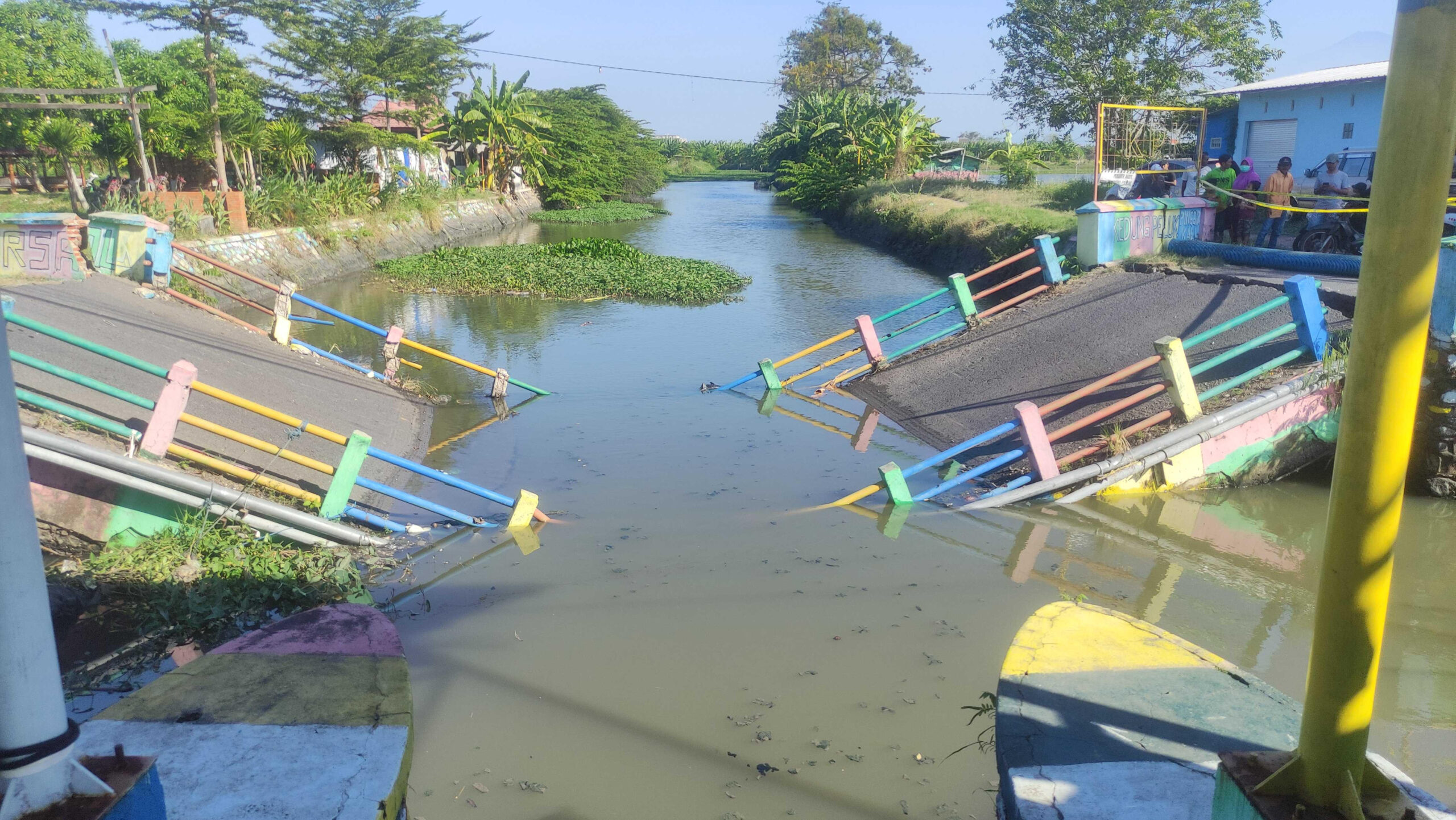 Jembatan Ambrol Warga Desa Kedungpeluk Terisolir