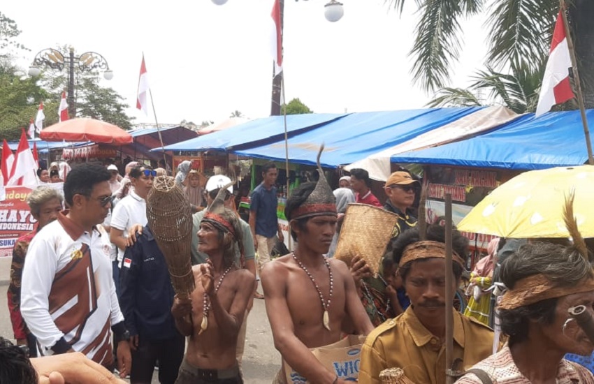 Orang Rimba Ramaikan Pawai HUT ke-79  RI di Sarolangun