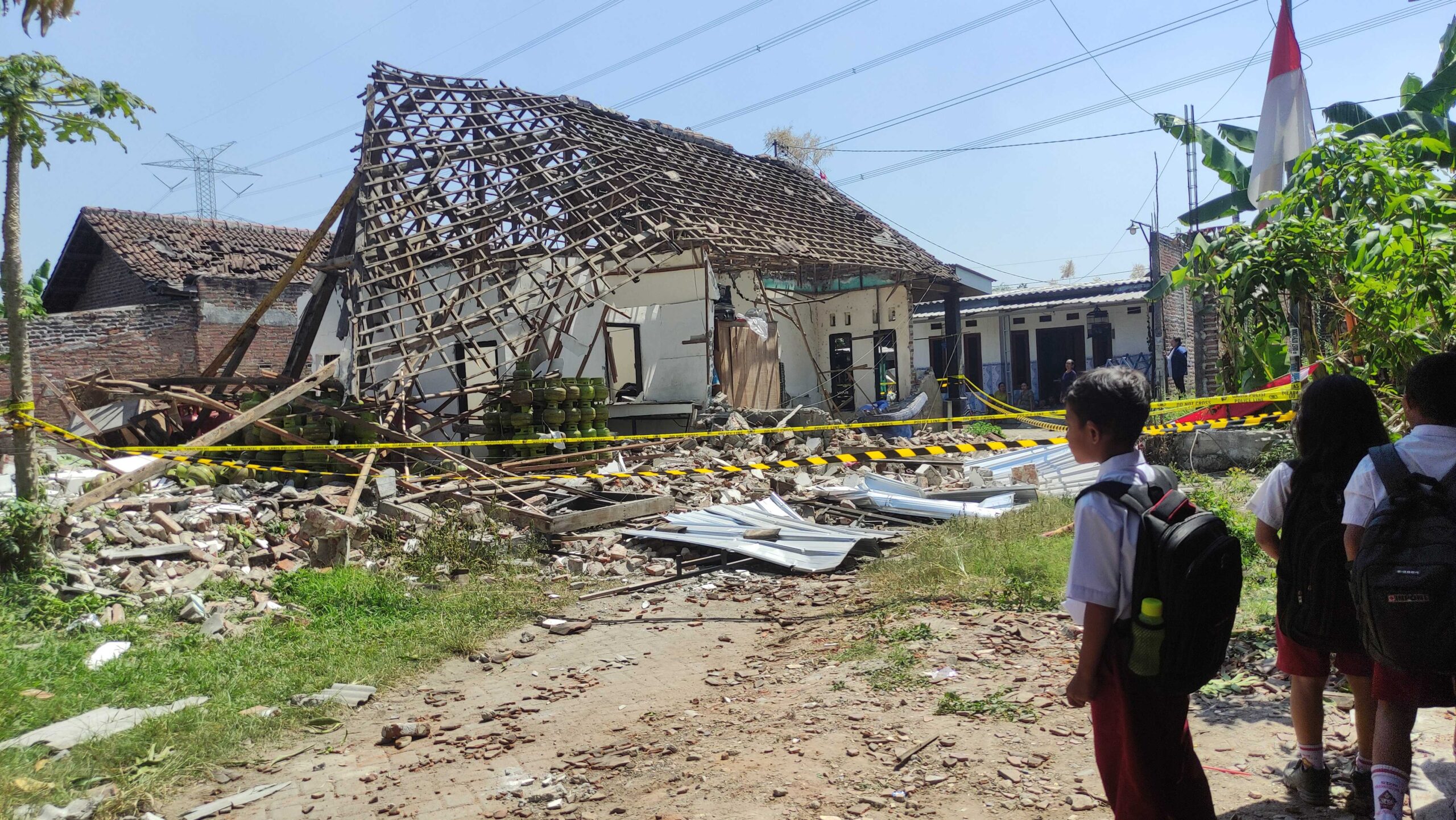 Tempat Oplos Gas Elpiji Meledak Hancurkan Rumah