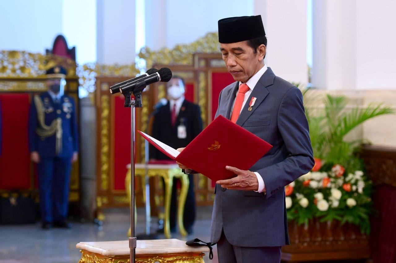 Presiden Jokowi melantik tiga menteri baru dan tiga pejabat tinggi.