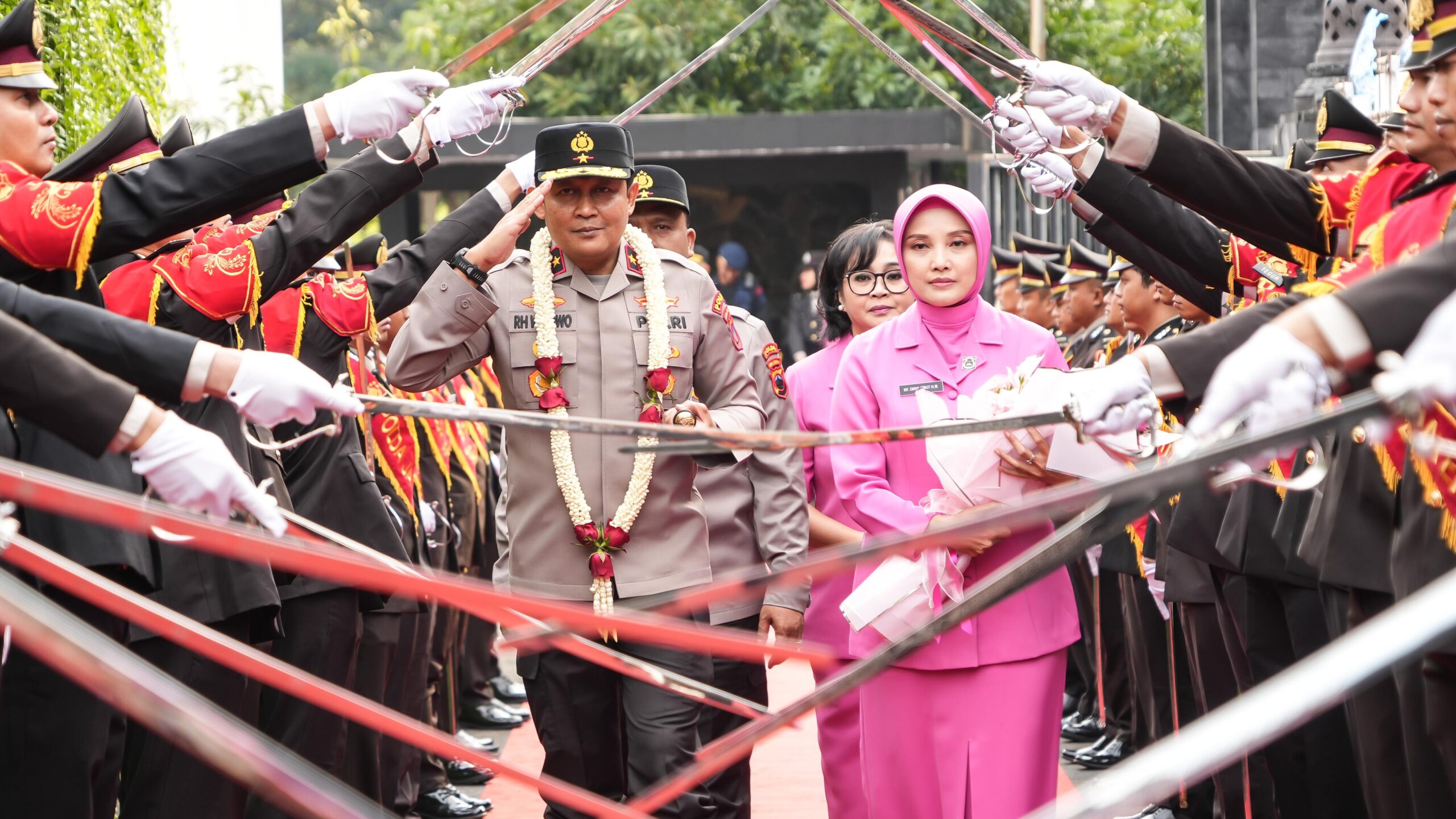 Penyambutan Kapolda Jawa Tengah Brigjen Pol Ribut Hari Wibowo dengan upacara pedang pora.