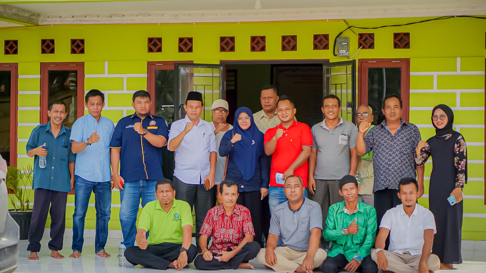 Warga Rantau Bertuah yang menggarap lahan perkebunan di dalam kawasan hutan mendapatkan SK Biru