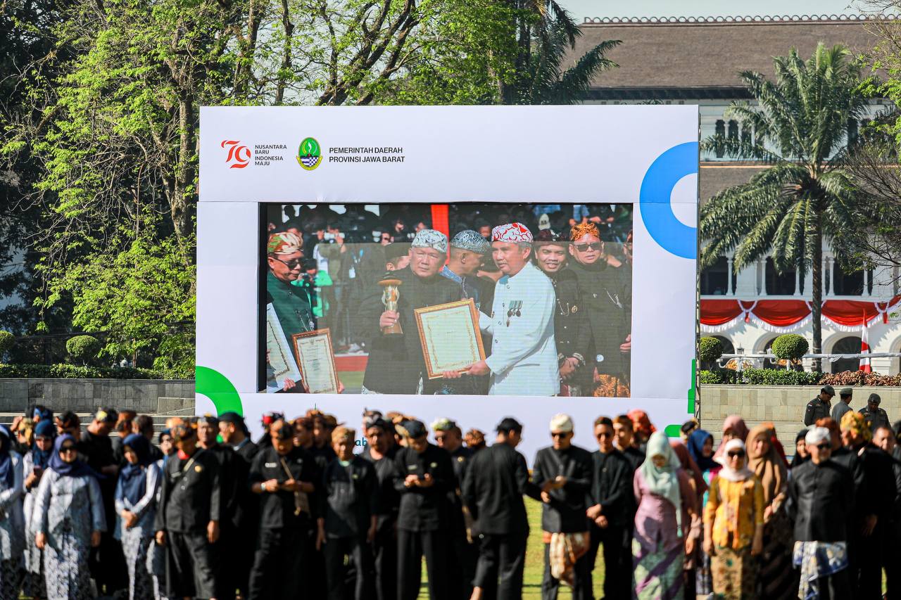 Pemerintah Kota Bandung meraih penghargaan pada Peringatan Hari Jadi ke-79 Provinsi Jawa Barat.