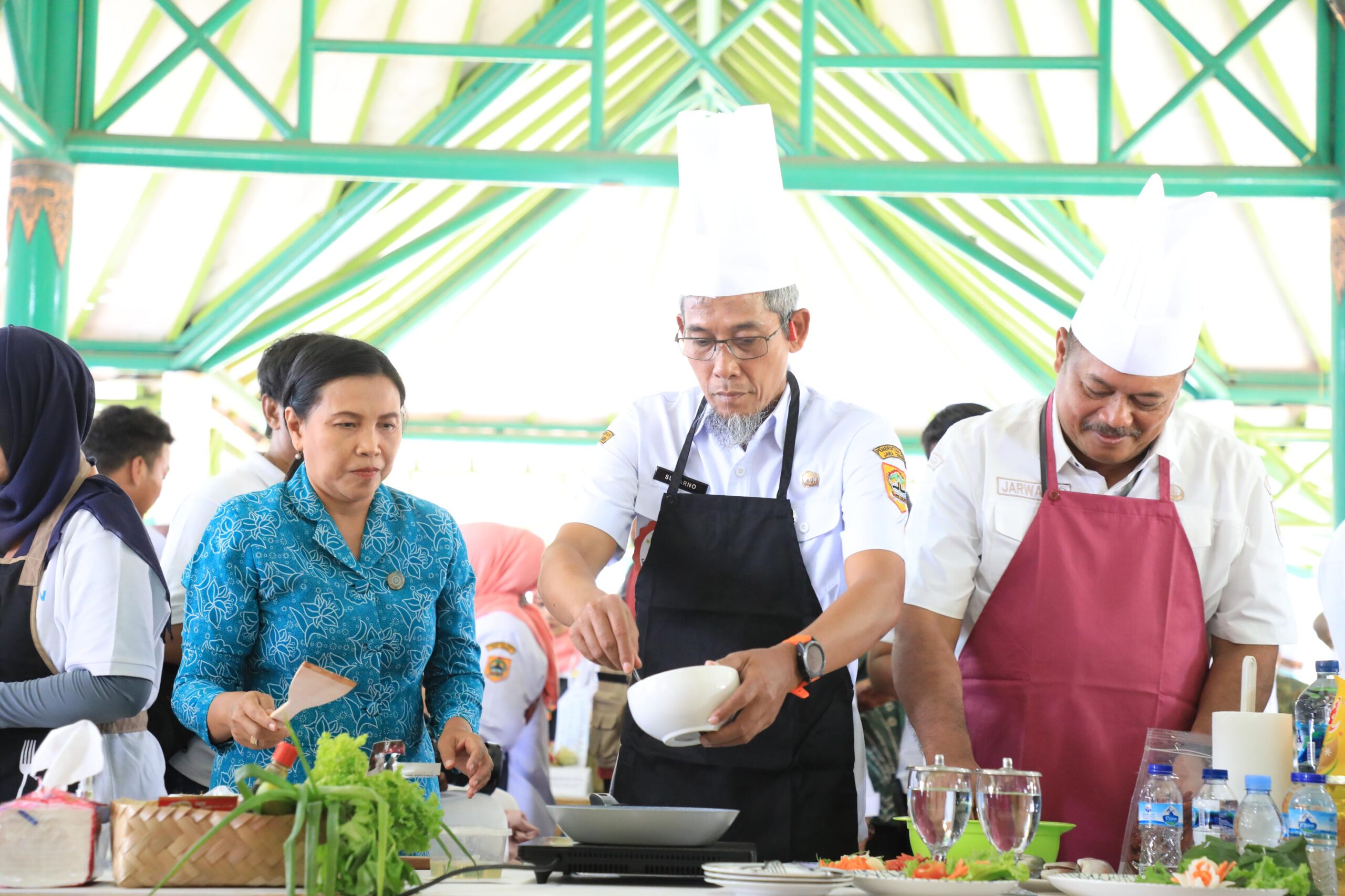 Sekda Jawa Tengah Sumarno ikut lomba memasak ikan kembung dan cabai kering.