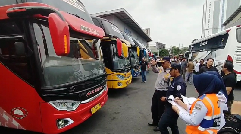 sebanyak 36 unit bus pariwisata menjalani ramp check di Terminal Tipe A Tirtonadi Solo.