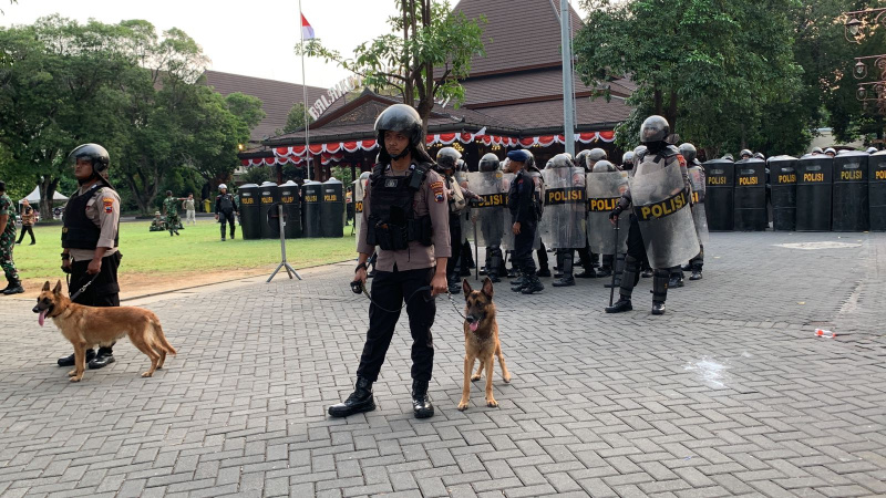 Polisi menjaga aksi demo para mahasiswa dan kompoonen masyarakat yang menolak DPR membatalkan keputusan MK.