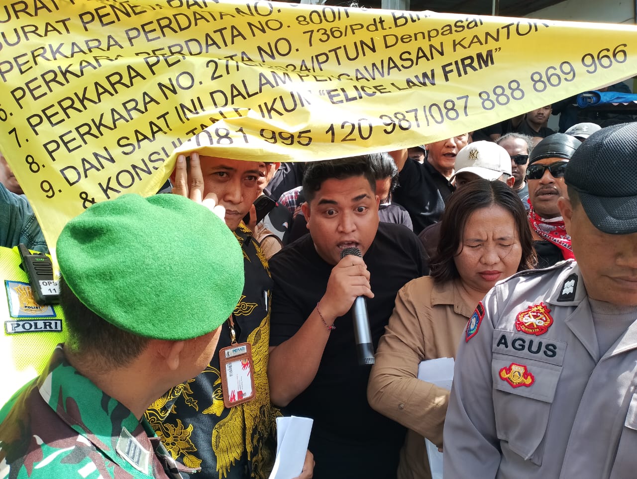 Ratusan orang menghalangi proses eksekusi Amelle Villas & Residence di Canggu.