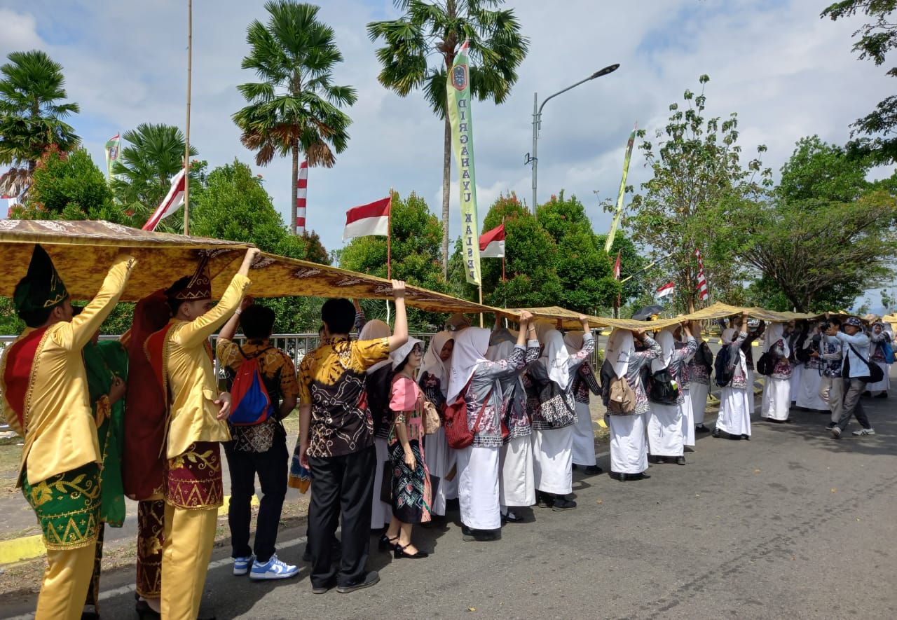 Sebanyak 6.000 orang membawa kain sasirangan untuk memecahkan rekor MURI