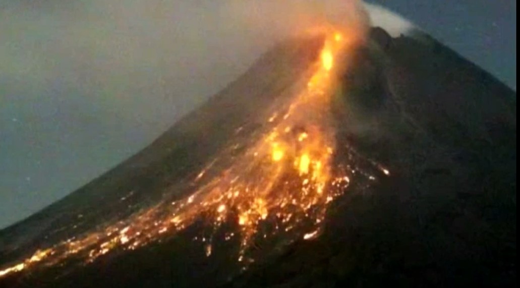 Merapi Kembali Diguncang Gempa  Guguran