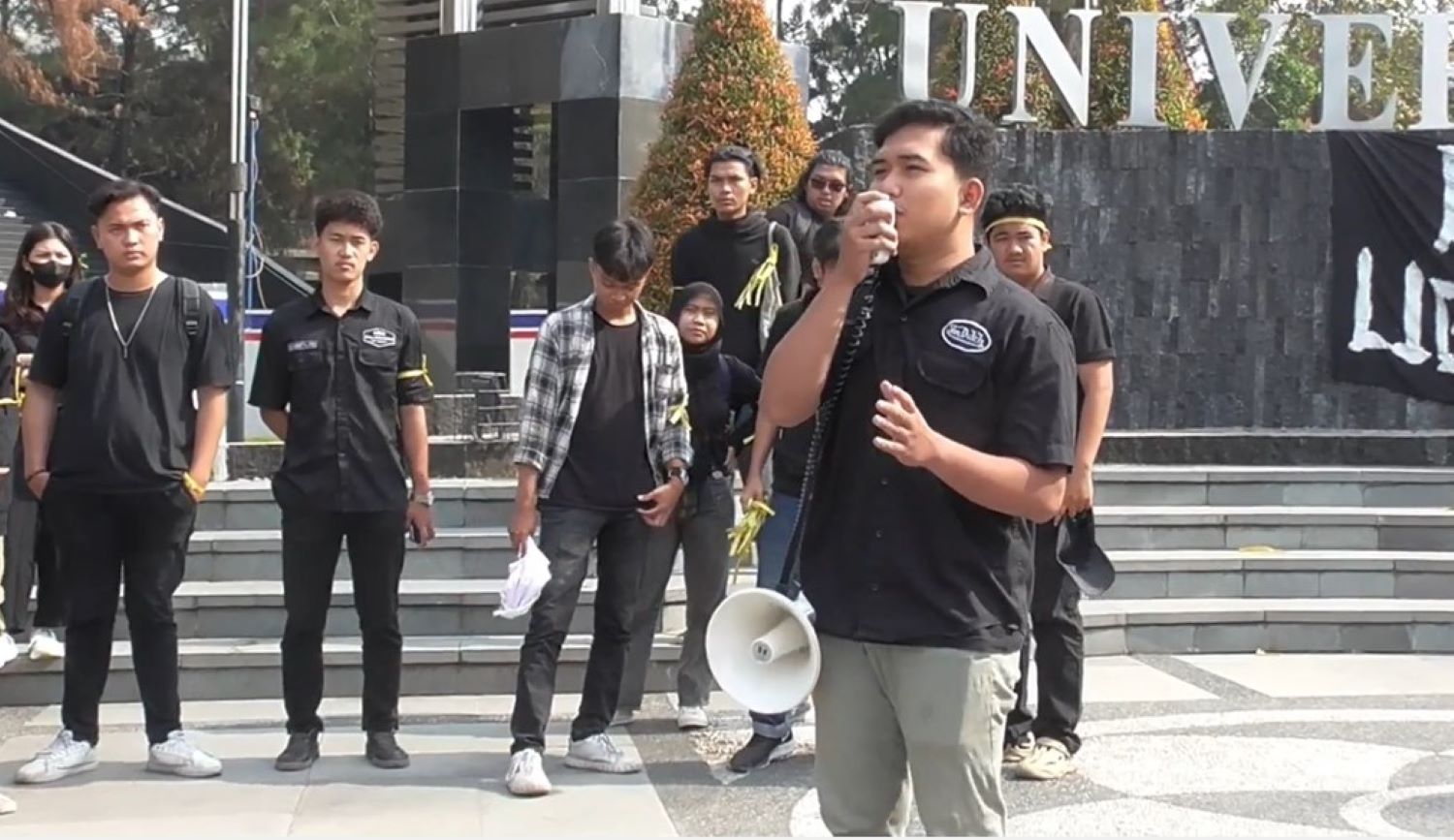 Para mahasiswa di Yogyakarta menggunakan baju serba hitam berdemo kawal putusan MK.