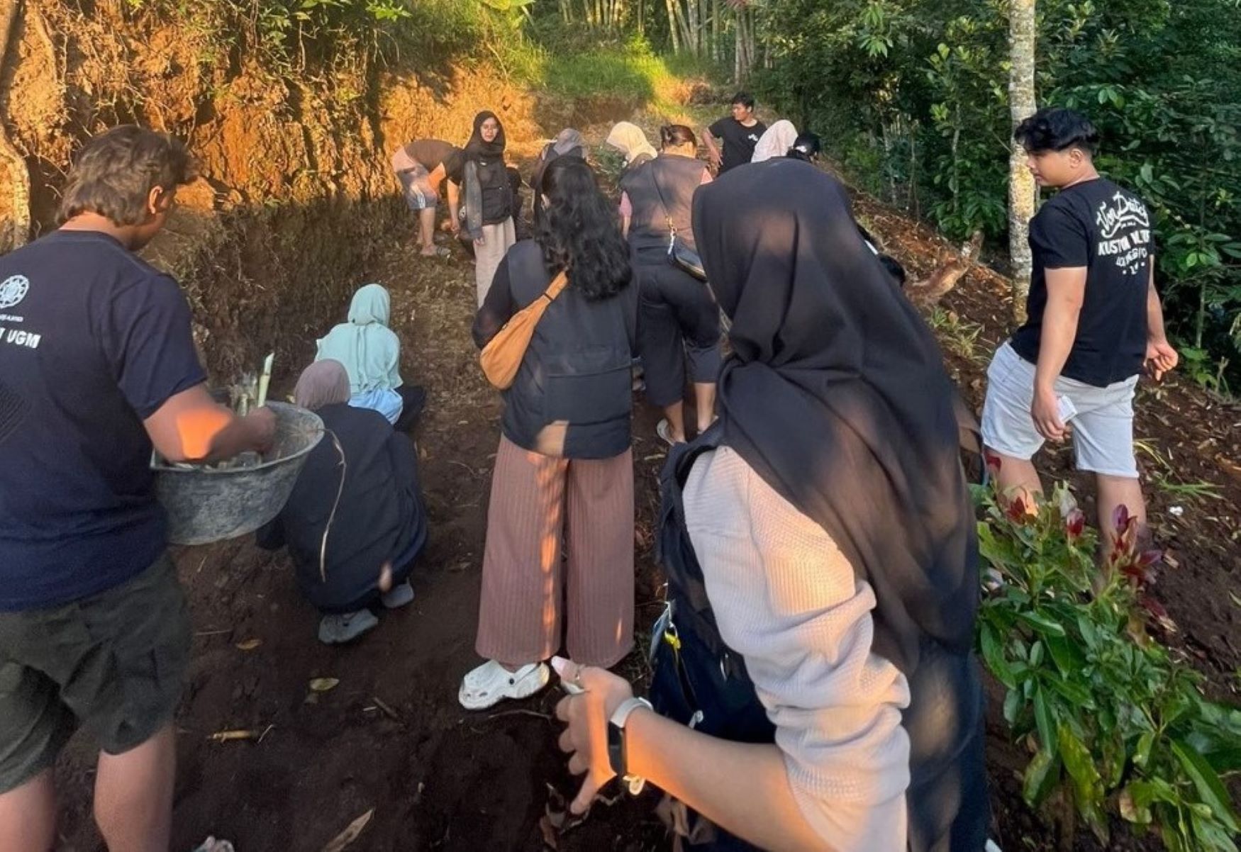 Tim Mahasiswa KKN PPM Universitas Gadjah Mada (UGM), memperkenalkan rumput Gama Umami hasil pengembangan ahli di UGM.