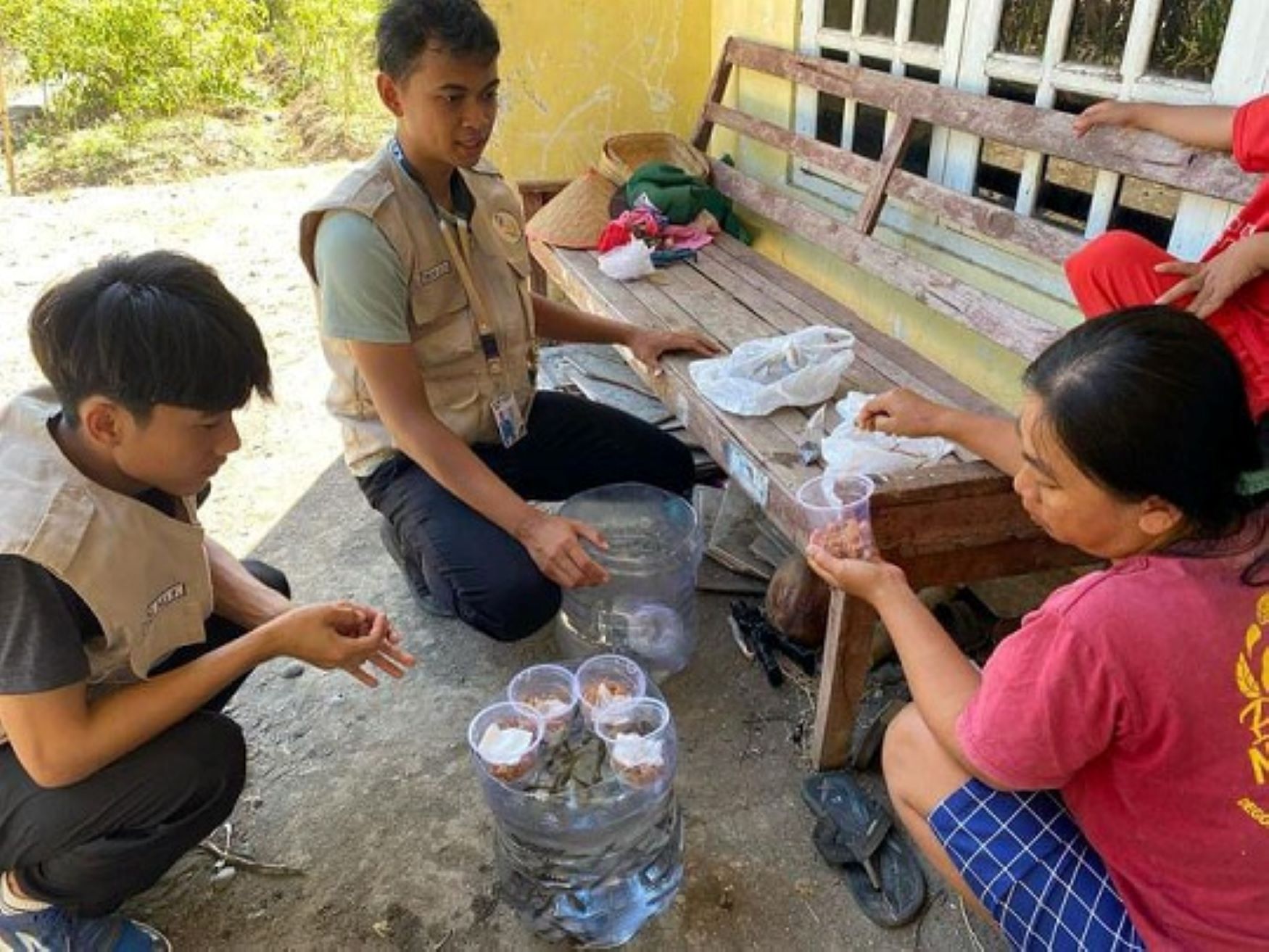 Mahasiswa KKN UNY Ajak Warga Budidaya Lele di Ember