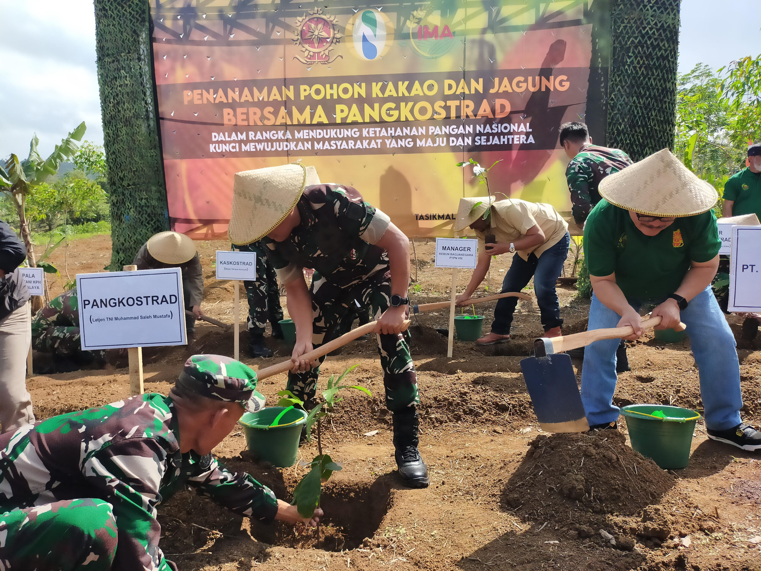 Dukung Ketahanan Pangan, Pangkostrad Tanam Kakao dan Jagung