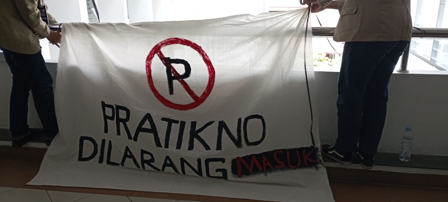 Mahasiswa Larang Pratikno  Masuk Kampus UGM