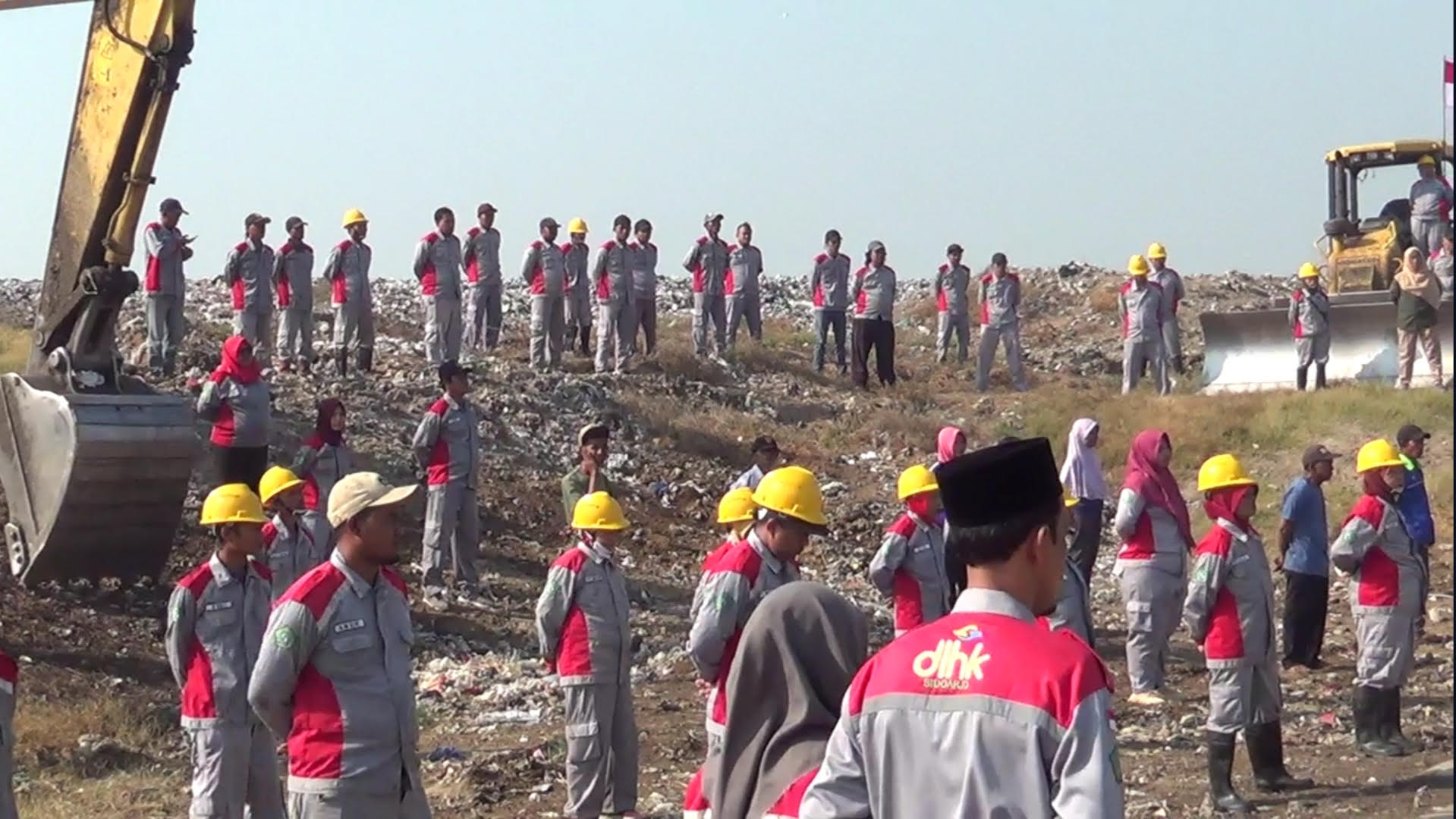 Pegawai DLHK Sidoarjo Upacara HUT RI di Tengah Sampah