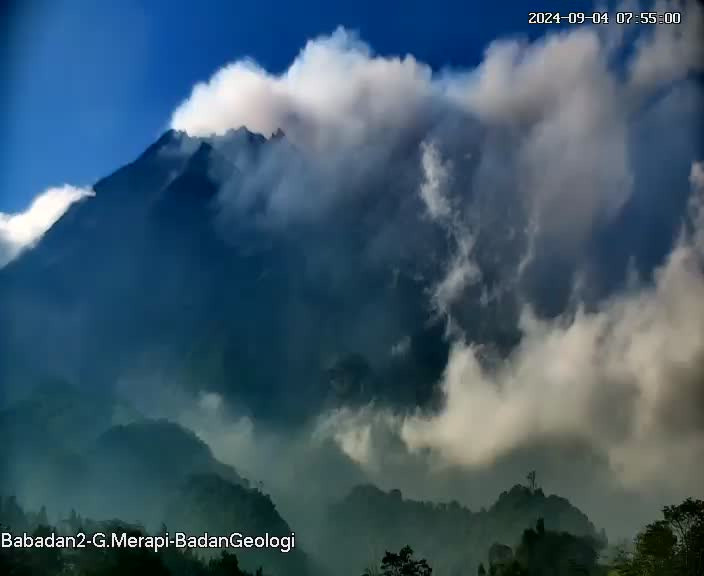 awan panas guguran dari Gunung Merapi meluncur sejauh 1.300 meter dari puncak.