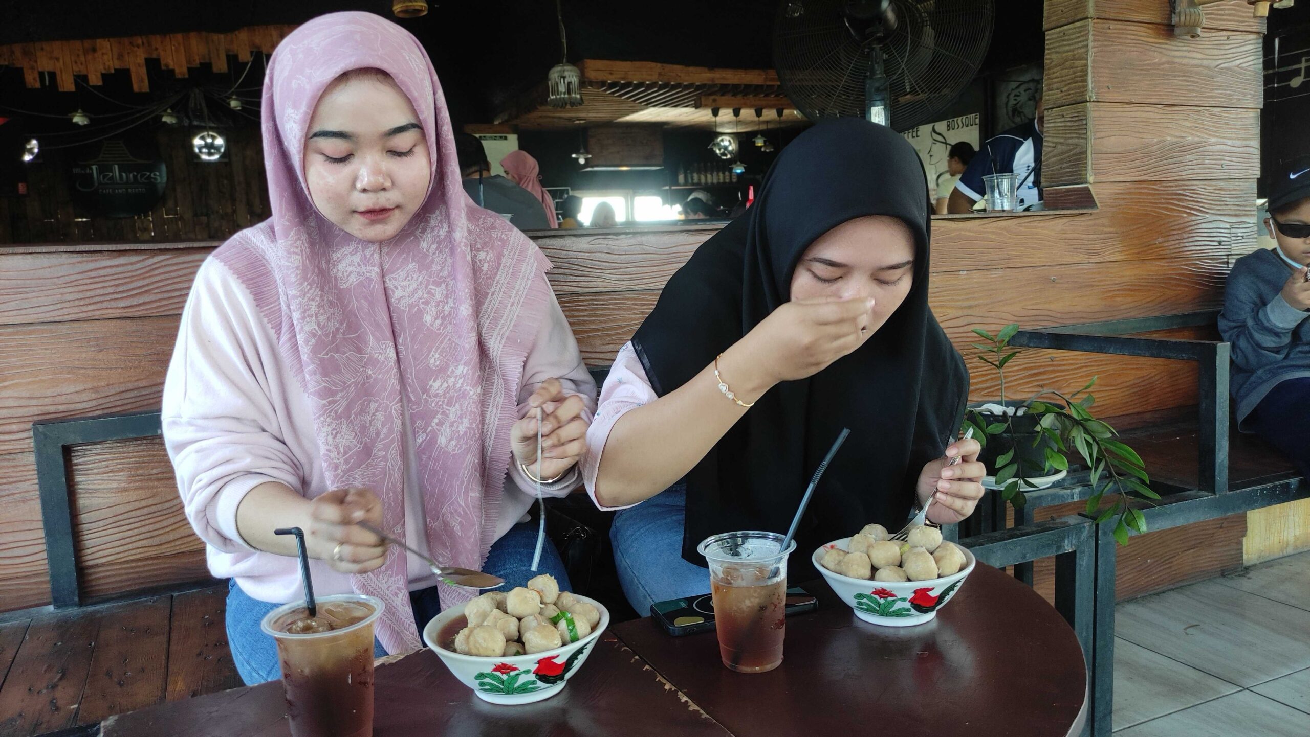 Bakso Viral di Sidoarjo Makan Sepuasnya cuma Rp15 Ribu