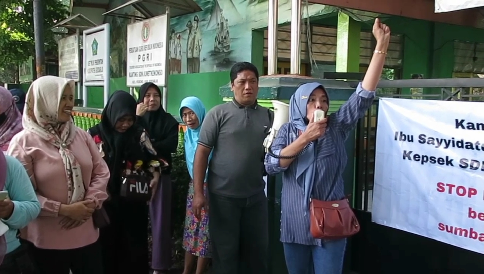 Para orang tua murid SDN Juwet Kenongo Kabupaten Sidoarjo menolak pungutan Rp00 ribu.