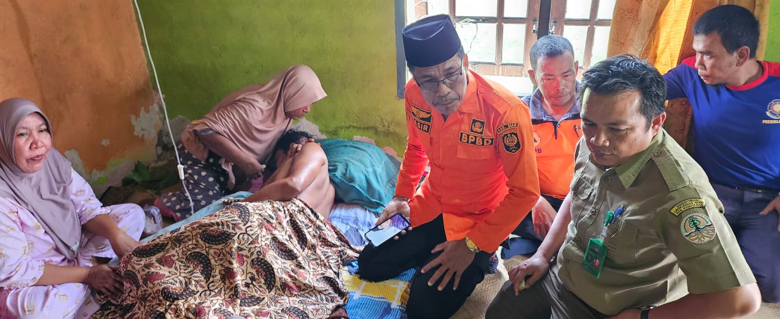 Balai Besar KSDA Riau Resor Siak menengok korban diterkam harimau.