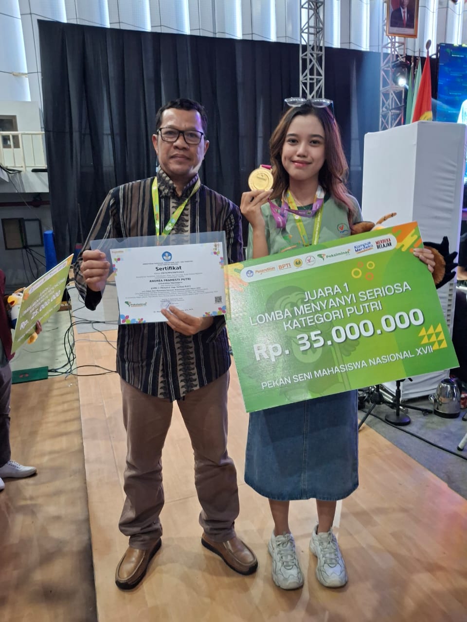 Mahasiswa Universitas Diponegoro, Andrea Pramesti Putri juara satu lomba seriosa Peksiminas XVII 2024.