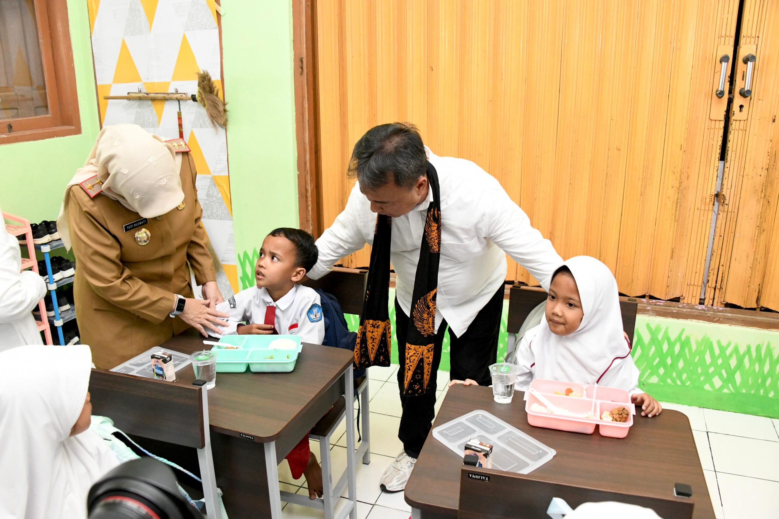 Sekda Jabar Tinjau Uji Coba Makan Siang Bergizi di Sumedang