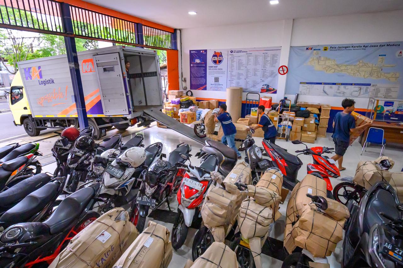 KAI Logistik Fasilitasi Pengiriman Sepeda Motor dan Paket IMI