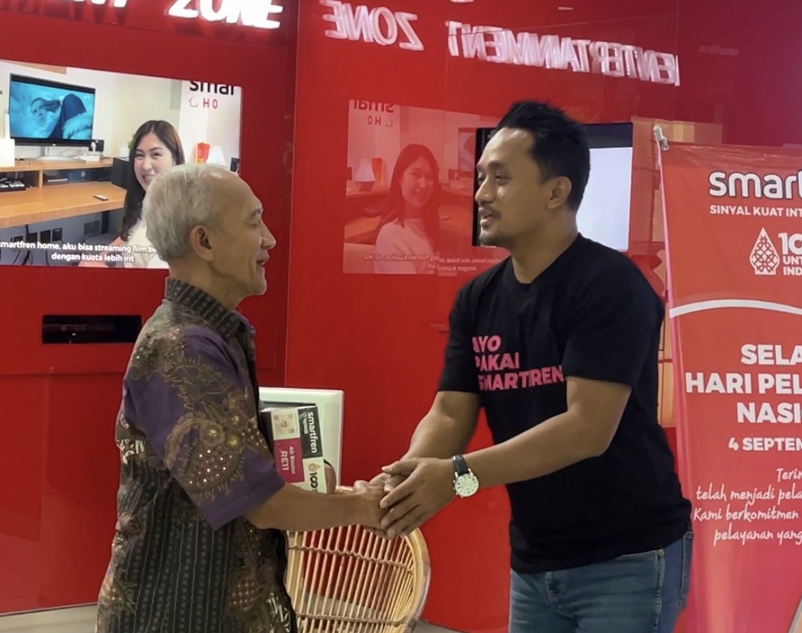 Smartfren membagikan hadiah kepada pelanggan setia di Jawa Barat.