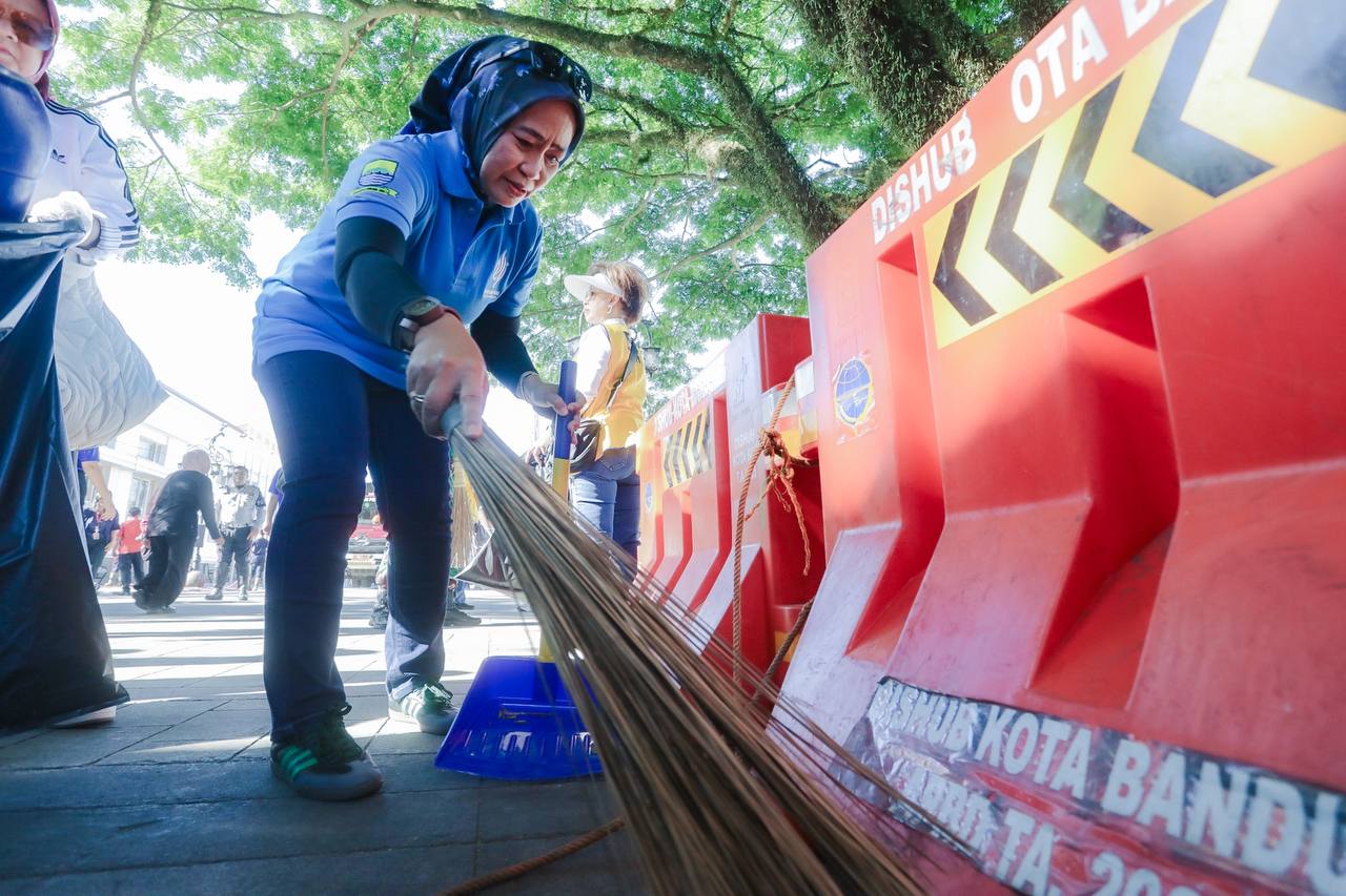 Pemkot Bandung menggelar Bandung Bebersih dalam rangka HUT Kota Bandung.