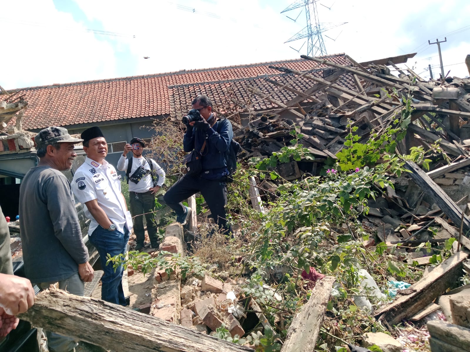 Pemkab saat meninjau korban terdampak gempa