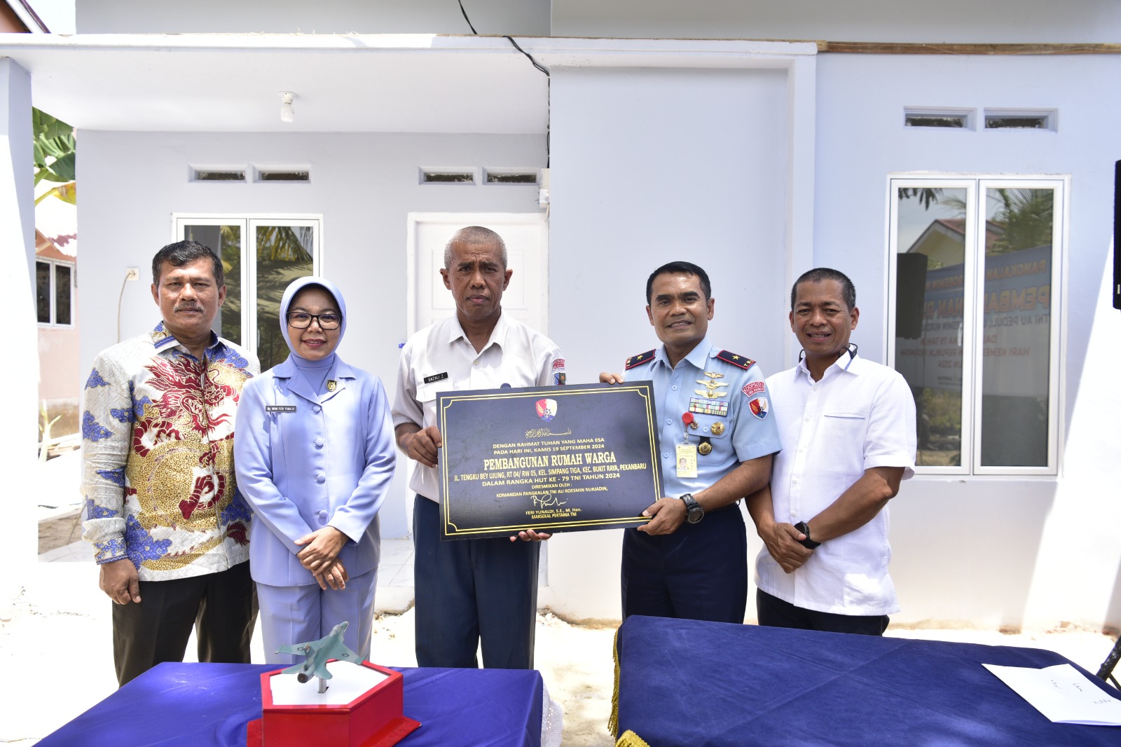 Danlanud Roesmin Nurjadin Serahkan Rumah Layak untuk Gazali