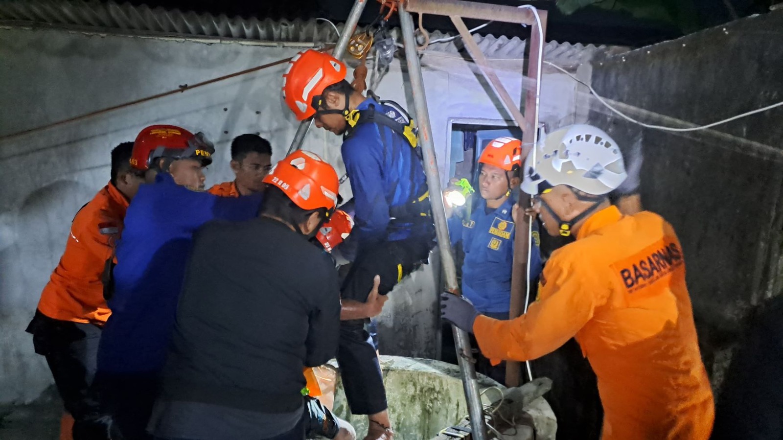 Basarnas Bantu Evakuasi Lansia yang Tercebur Sumur