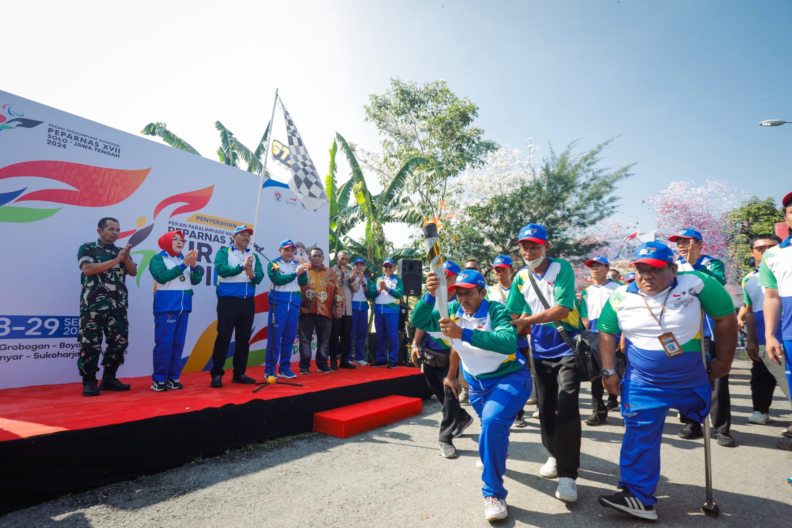 Pj Gubernur Jawa Tengah, Nana Sudjana melepas kirab obor Peparnas XVII.